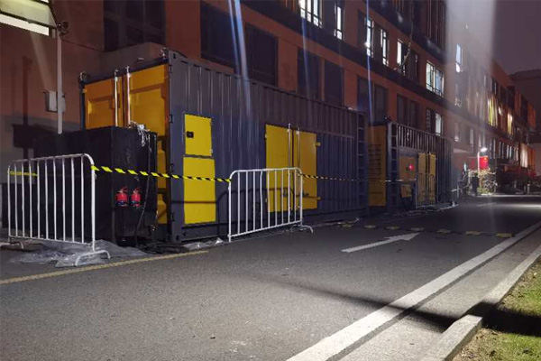 白山柴油发电机组的输出电压是如何调节的？