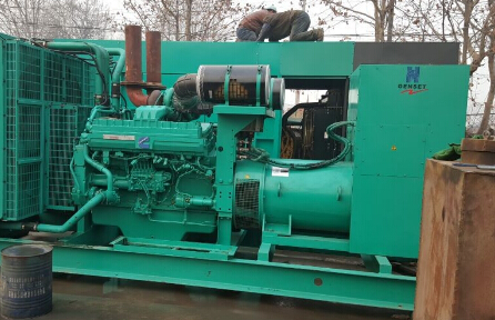 白山发电机组如何判断水冷式机油散热器内部是否需要清洗？