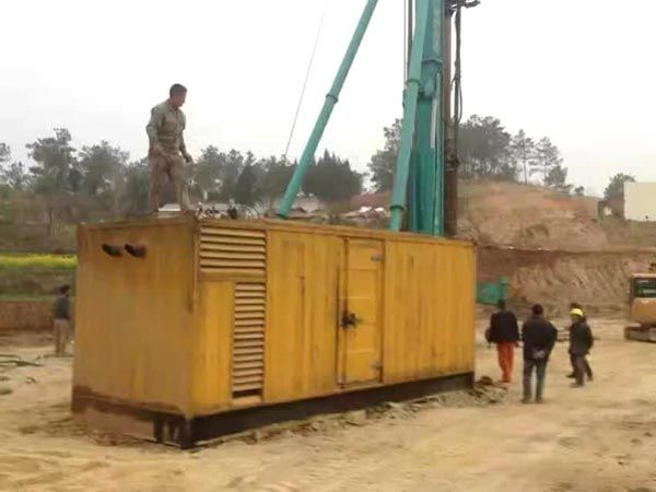 白山如何判断水冷式机油散热器密封件是否需要更换？